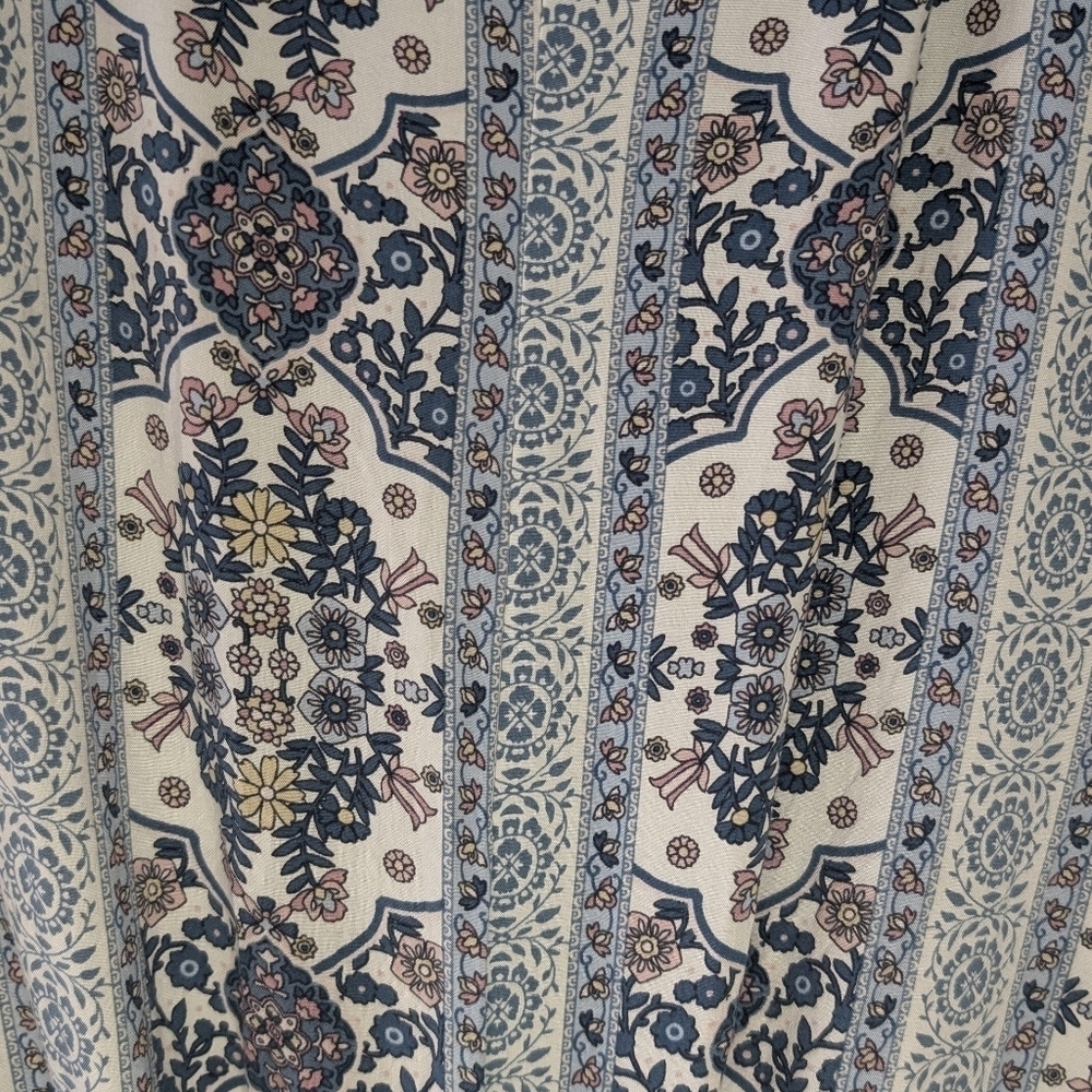 1010- Elegant Blue and White Patterned Women's Blouse Size XXL V-Neck - Picture 8 of 8